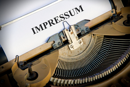 Alte Schreibmaschine mit Wort Impressum